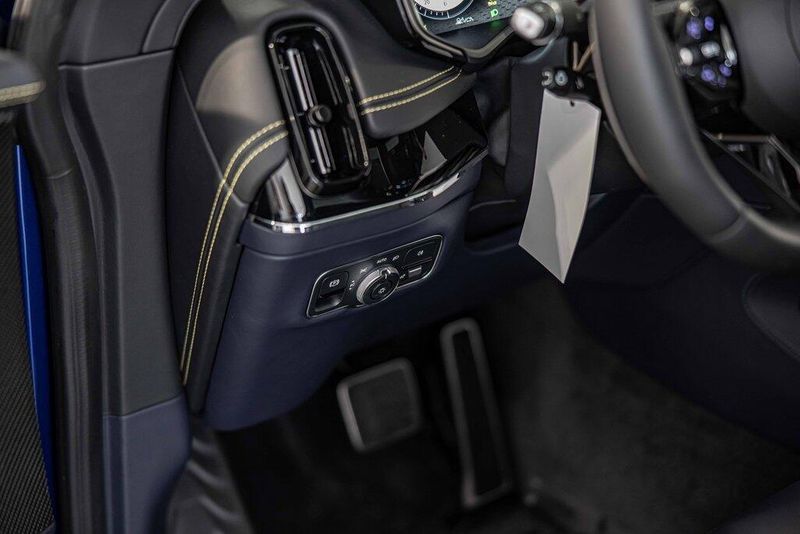 2025 Aston Martin DBX photo 22