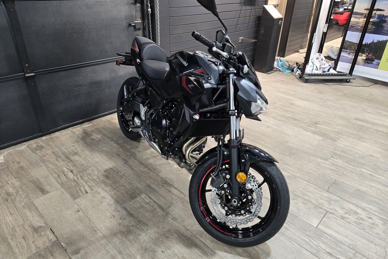 2025 KAWASAKI Z650 METALLIC MATTE DARK GRAY AND METALLIC SPARK BLACK 