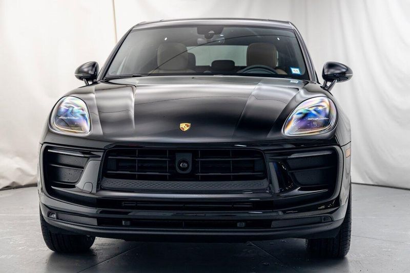 2025 Porsche Macan BaseImage 8