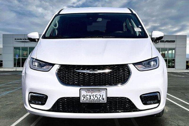 Used 2023 Chrysler Pacifica Hybrid Touring LImage 2