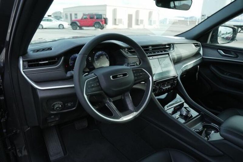 Used 2025 Jeep Grand Cherokee L LimitedImage 10