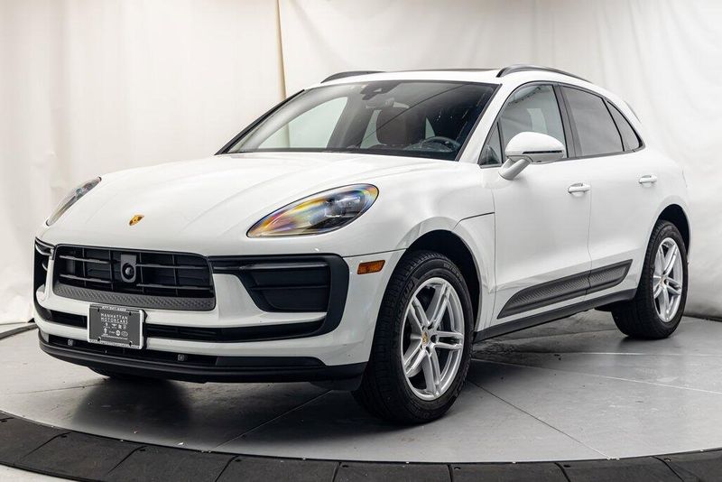 2024 Porsche Macan BaseImage 1