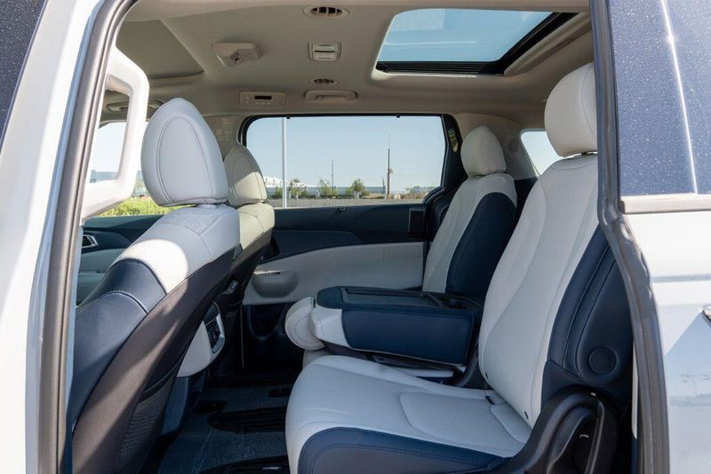 New 2026 Kia Carnival Hybrid EXImage 14