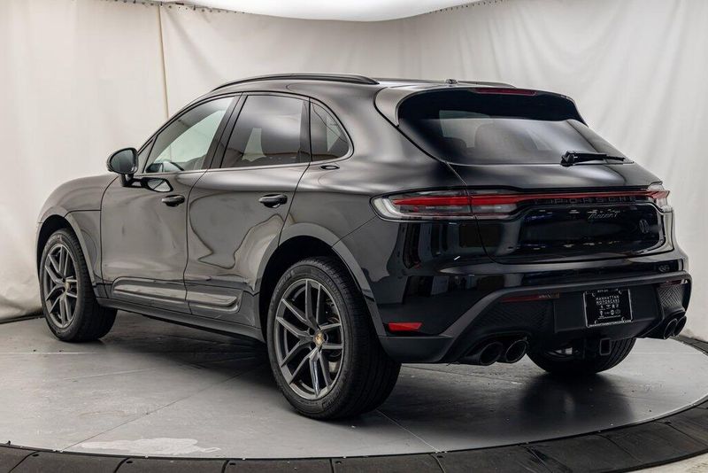 2024 Porsche Macan BaseImage 3