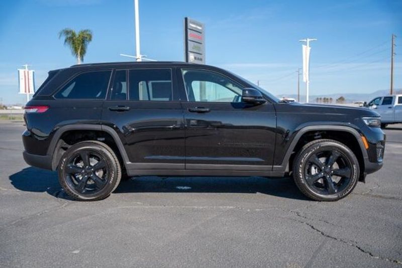 New 2025 Jeep Grand Cherokee Altitude XImage 8