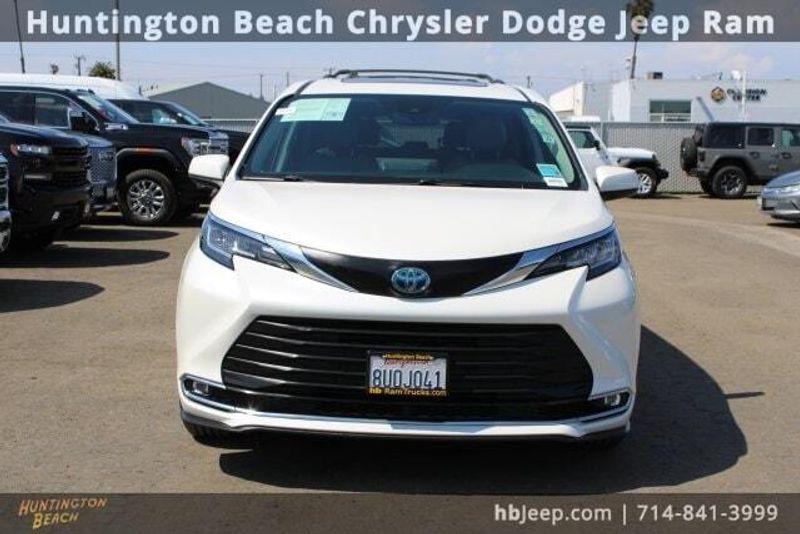 2021 Toyota Sienna XLEImage 2
