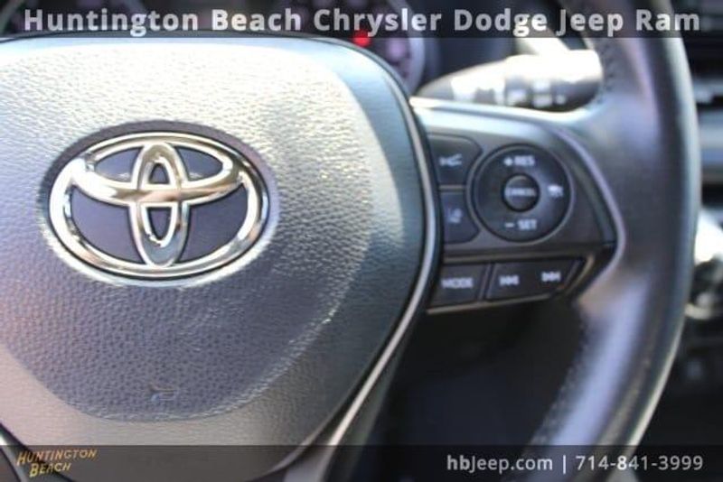 2022 Toyota RAV4 Hybrid SEImage 18