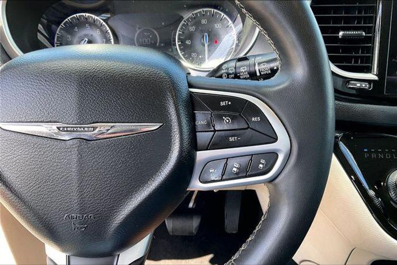 Used 2023 Chrysler Pacifica Touring LImage 19