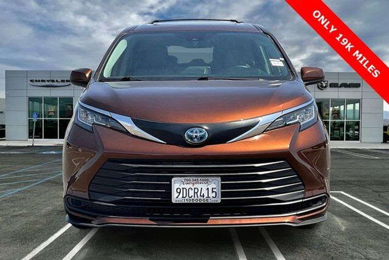 Used 2022 Toyota Sienna LEImage 2