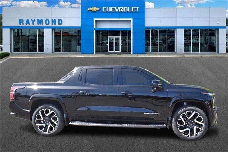2024 Chevrolet Silverado EV RSTImage 2