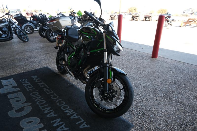 2025 KAWASAKI Z650 ABS METALLIC SPARK BLACK AND GREEN 
