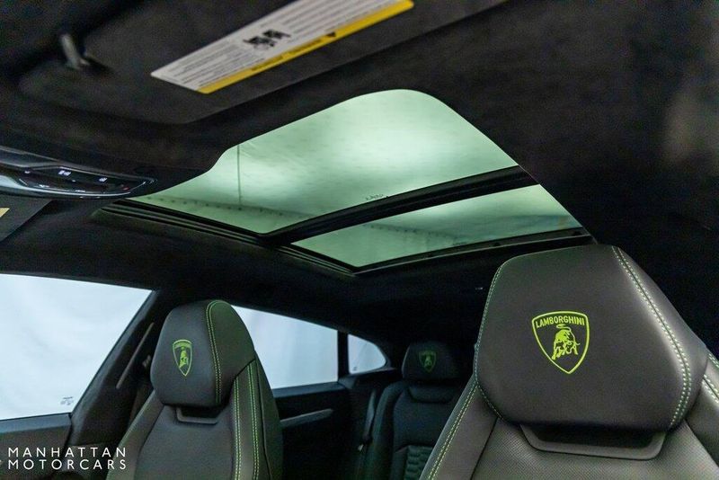 2022 Lamborghini Urus BaseImage 19