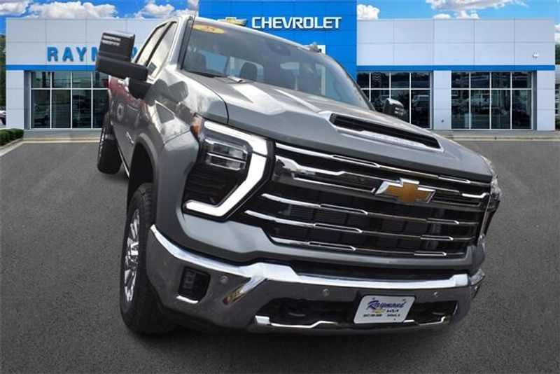 2025 Chevrolet Silverado 3500HD LTZImage 9