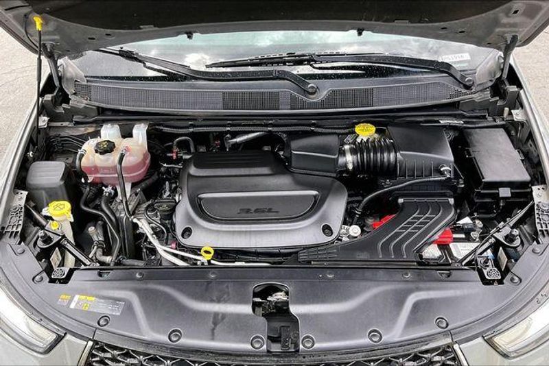 Used 2023 Chrysler Pacifica Touring LImage 9