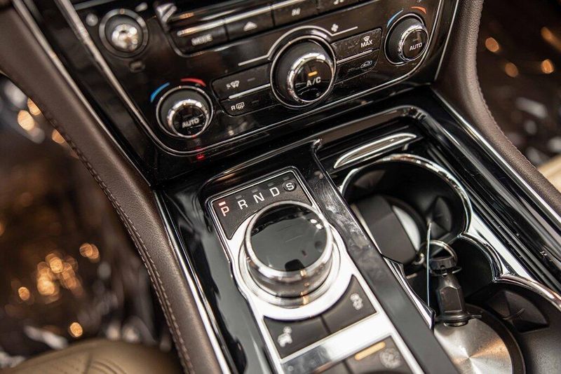 2015 Jaguar XJ Base photo 30