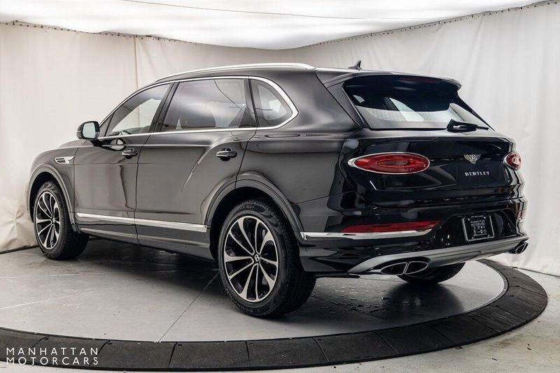 2024 Bentley Bentayga EWB V8Image 3