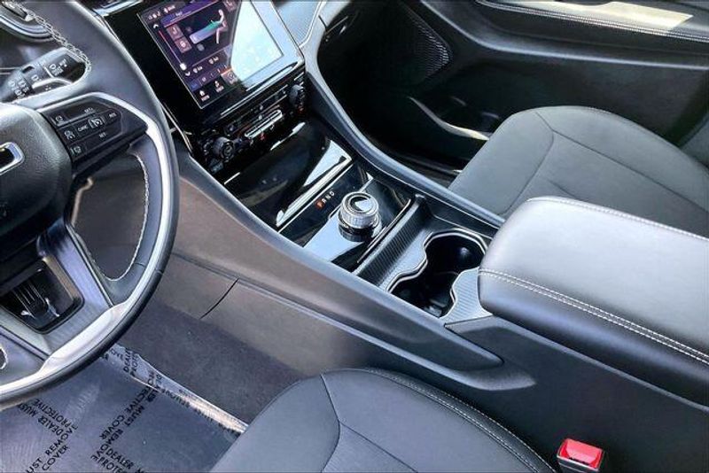 Used 2025 Jeep Grand Cherokee L LaredoImage 17