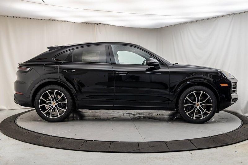 2024 Porsche Cayenne BaseImage 8