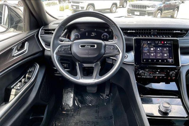 Used 2023 Jeep Grand Cherokee L AltitudeImage 4