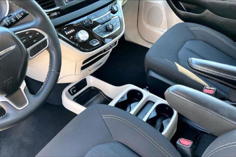 Used 2023 Chrysler Voyager LXImage 17