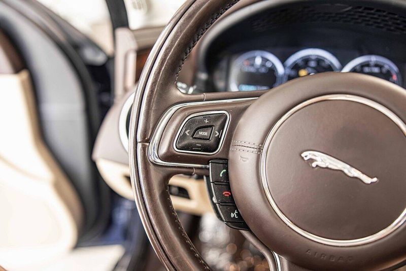 2015 Jaguar XJ Base photo 25