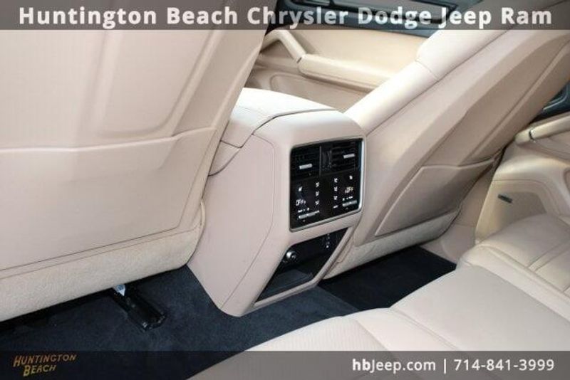 2022 Porsche Cayenne Platinum EditionImage 36