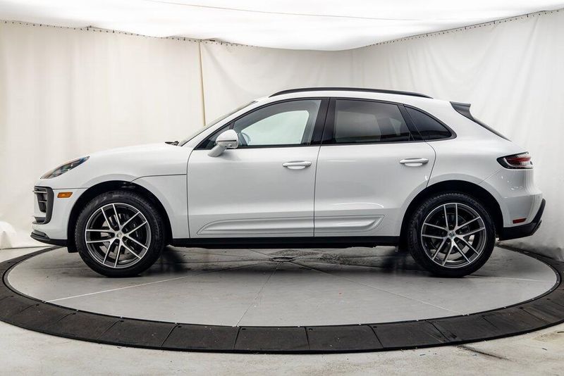 2024 Porsche Macan BaseImage 2