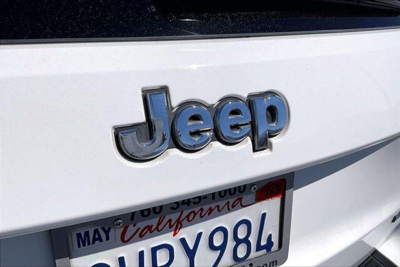 Used 2021 Jeep Grand Cherokee Laredo XImage 31