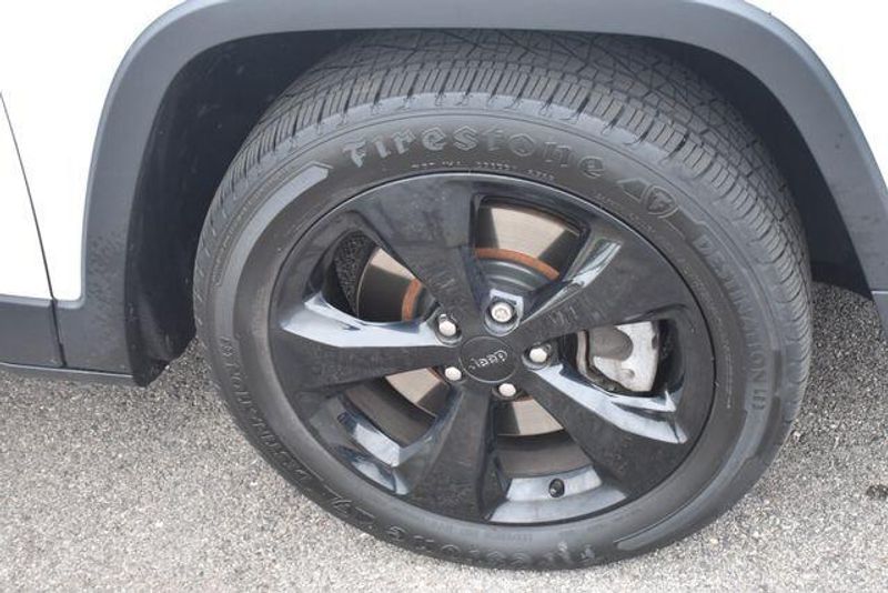Used 2018 Jeep Cherokee LimitedImage 11