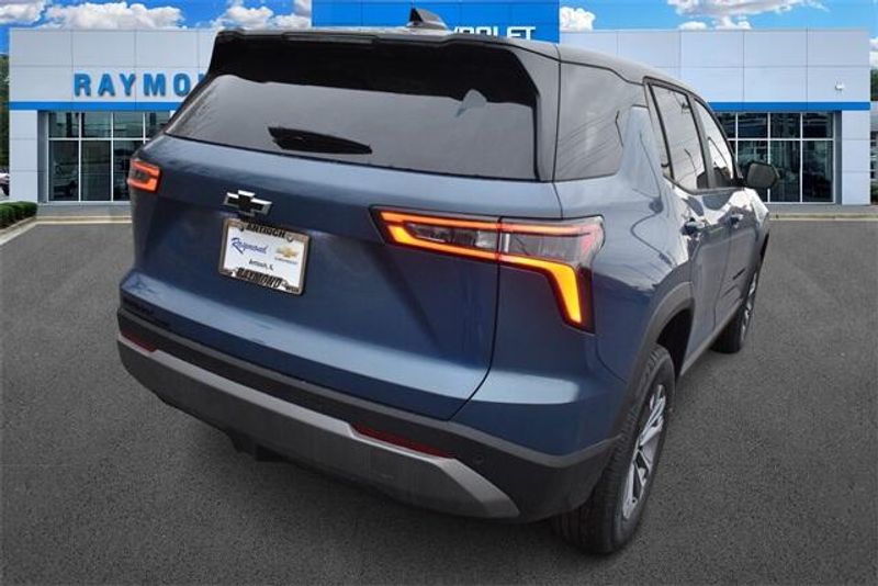 2025 Chevrolet Equinox LTImage 3