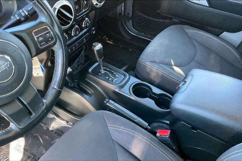 Used 2018 Jeep Wrangler JK Unlimited SaharaImage 17