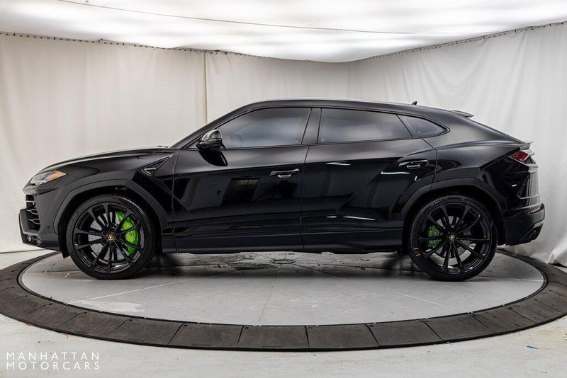 2022 Lamborghini Urus BaseImage 2