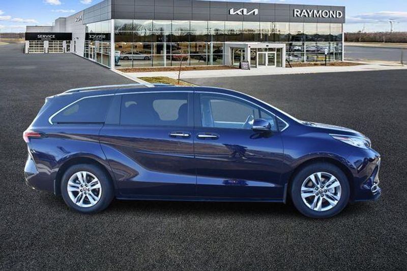 Used 2023 Toyota Sienna LimitedImage 2