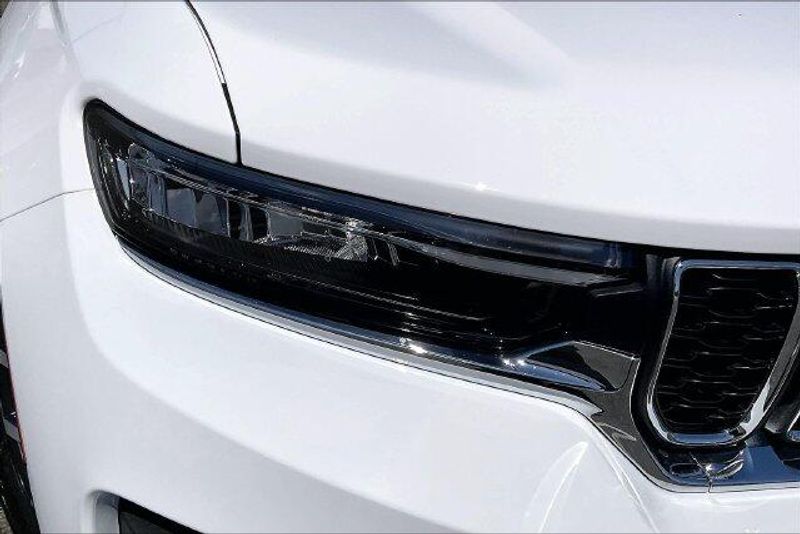 New 2027 Jeep Grand Cherokee Laredo X 4x4Image 11