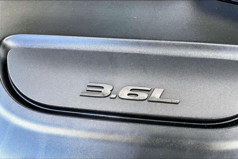 Used 2023 Chrysler Pacifica Touring LImage 32