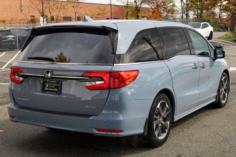 2023 Honda Odyssey Elite photo 2