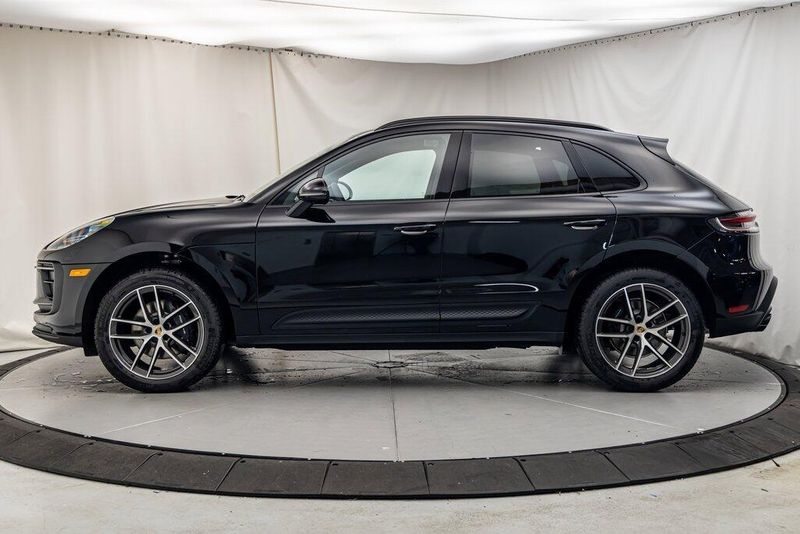 2025 Porsche Macan BaseImage 2