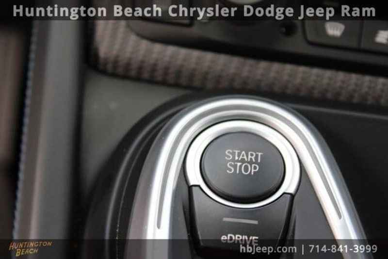 2019 BMW i8 BaseImage 25