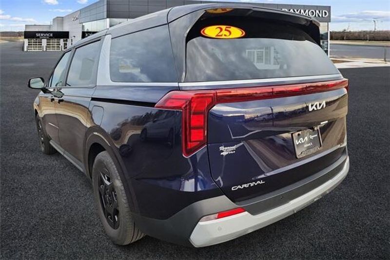 2025 Kia Carnival LXSImage 6