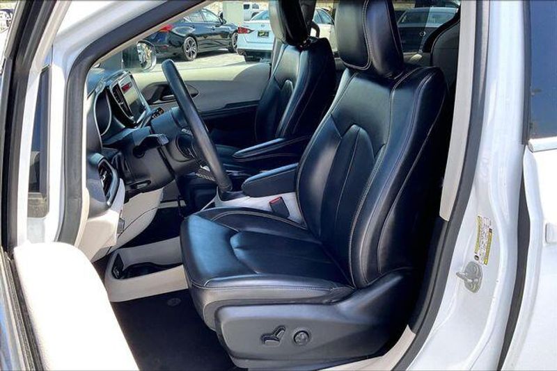 Used 2023 Chrysler Pacifica Touring LImage 24