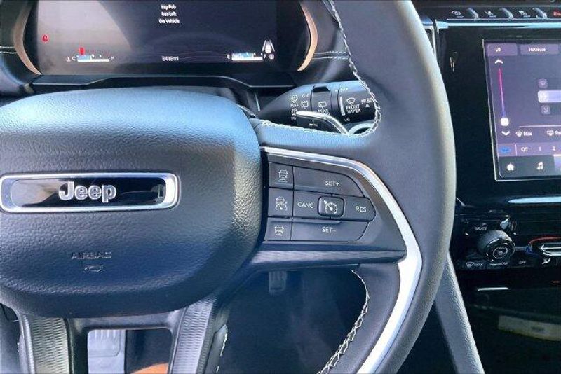 Used 2025 Jeep Grand Cherokee Laredo XImage 19