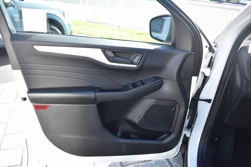2022 Ford Escape SEImage 10