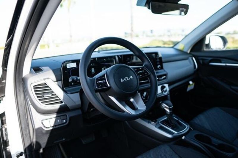 New 2025 Kia Seltos LXImage 9