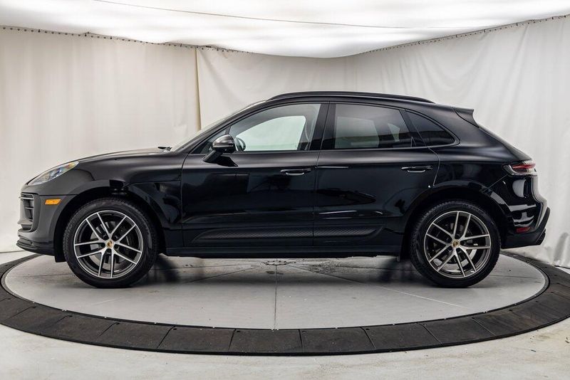 2024 Porsche Macan BaseImage 2