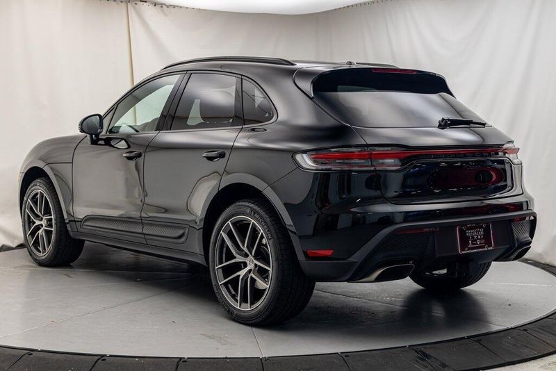 2024 Porsche Macan BaseImage 3