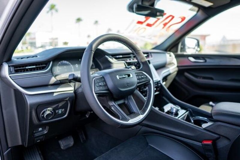 2025 Jeep Grand Cherokee L Altitude XImage 10