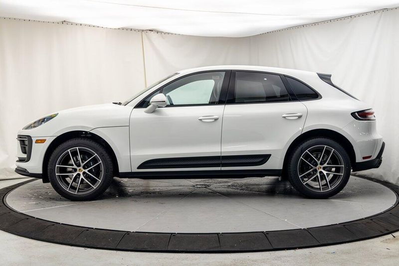 2025 Porsche Macan BaseImage 2