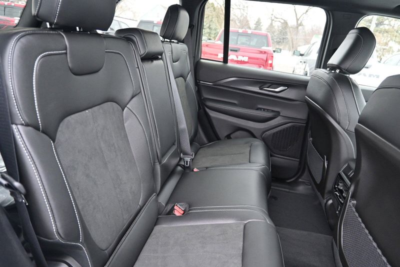 2025 Jeep Grand Cherokee Altitude XImage 16
