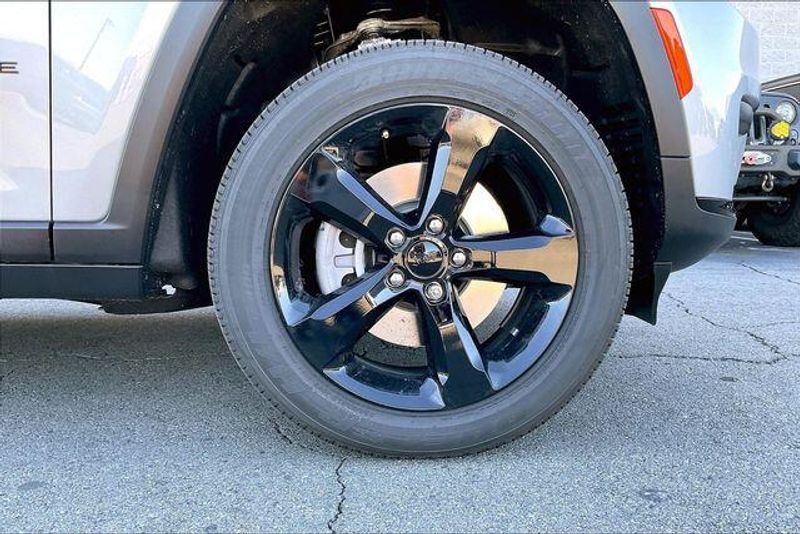 New 2025 Jeep Grand Cherokee L Altitude 4x2Image 10