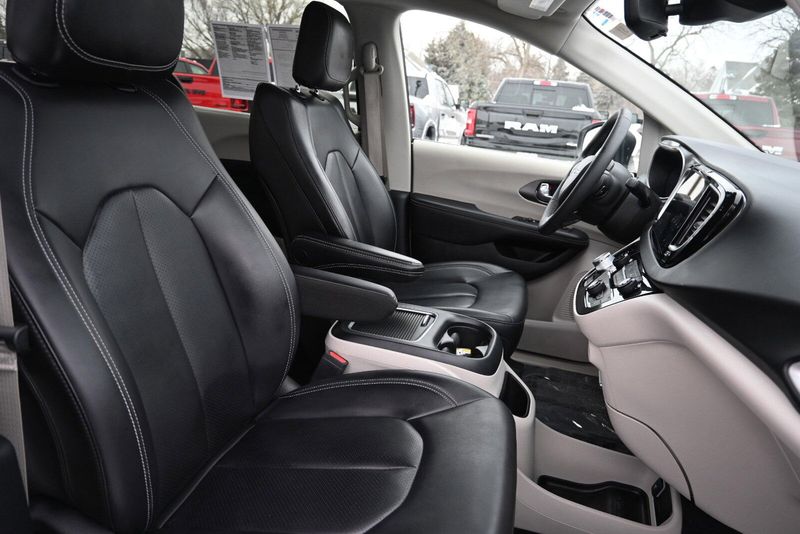 2023 Chrysler Pacifica Touring LImage 18